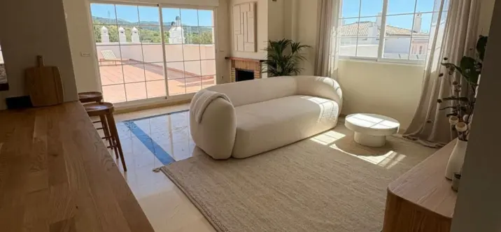 Sale of penthouse duplex in Río Real 3