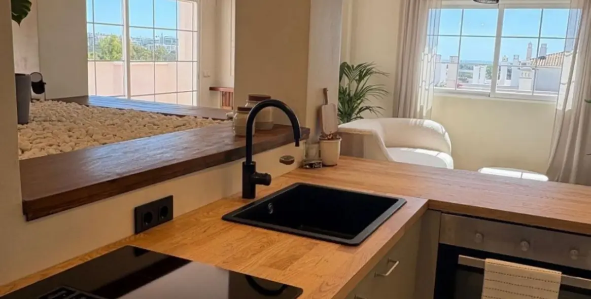 Sale of penthouse duplex in Río Real 5