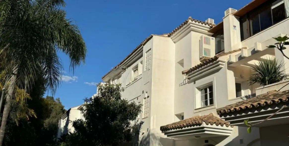 Sale of penthouse duplex in Río Real 7