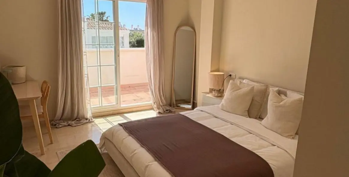 Sale of penthouse duplex in Río Real 8