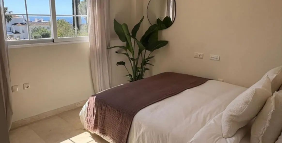 Sale of penthouse duplex in Río Real 11