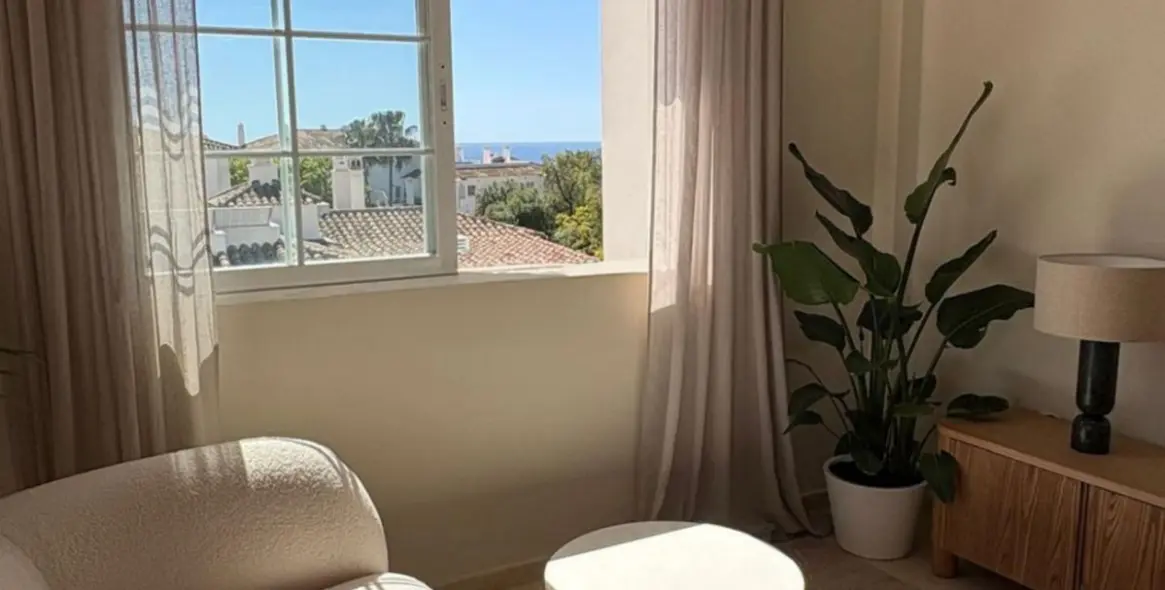 Sale of penthouse duplex in Río Real 14