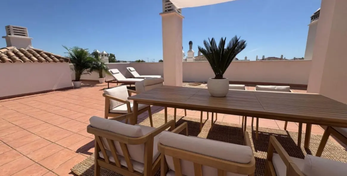 Sale of penthouse duplex in Río Real 19