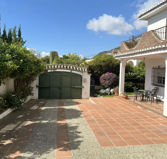 Продажа  отдельно стоящей виллы в Mijas