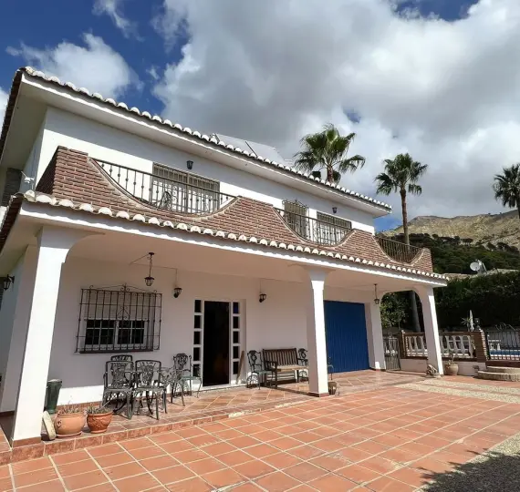 Продажа  отдельно стоящей виллы в Mijas