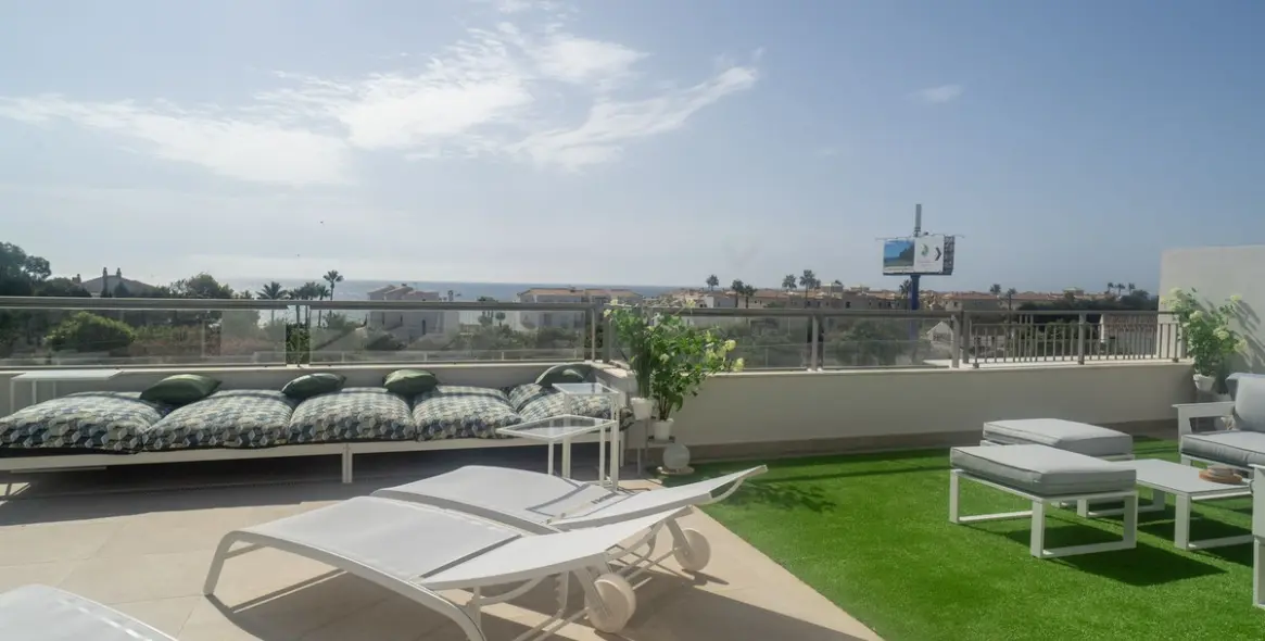 Sale of penthouse in Casares 16