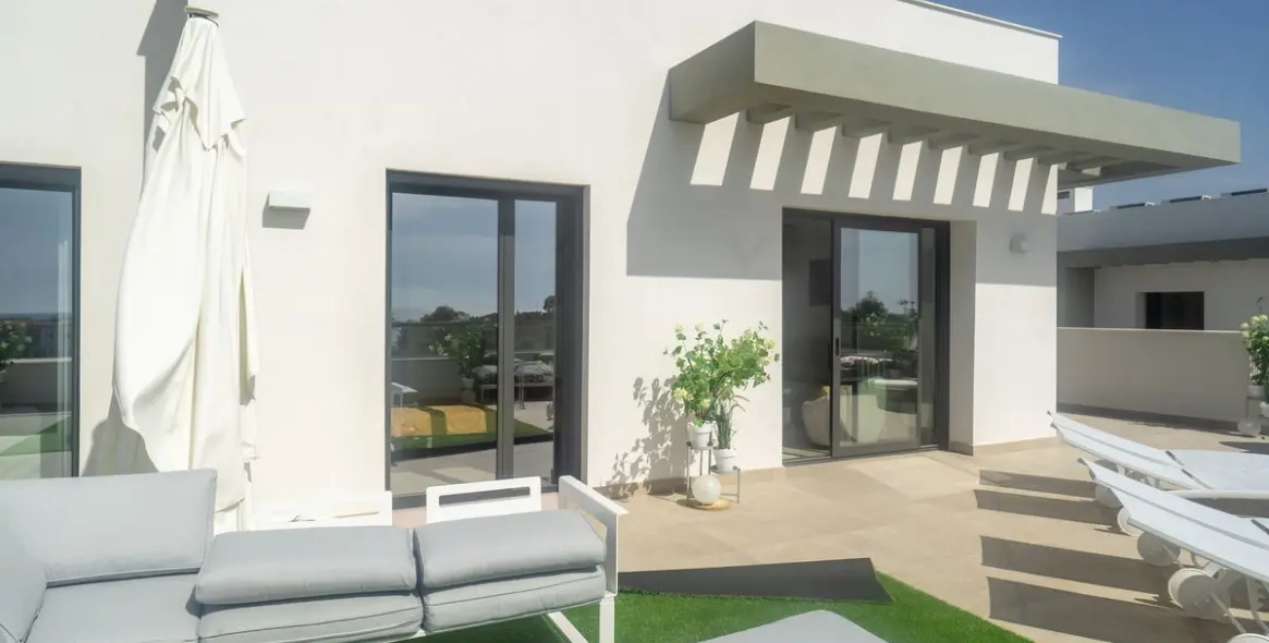 Sale of penthouse in Casares 18