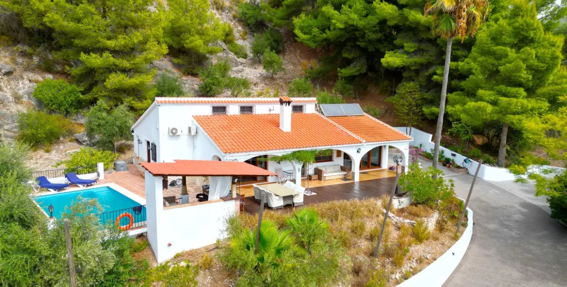 Sale of detached villa in Cómpeta 1