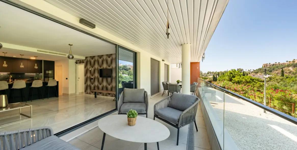 Sale of ground floor apartment in Benahavís 1