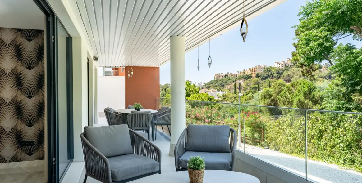 Sale of ground floor apartment in Benahavís 2