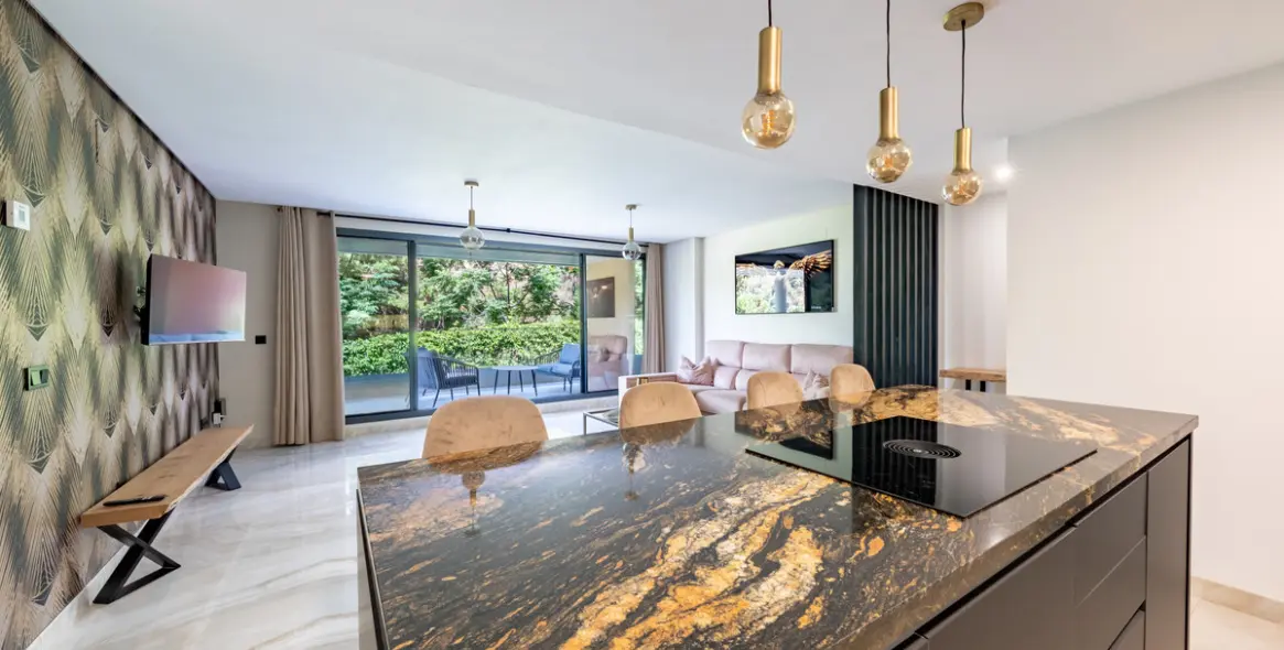 Sale of ground floor apartment in Benahavís 10