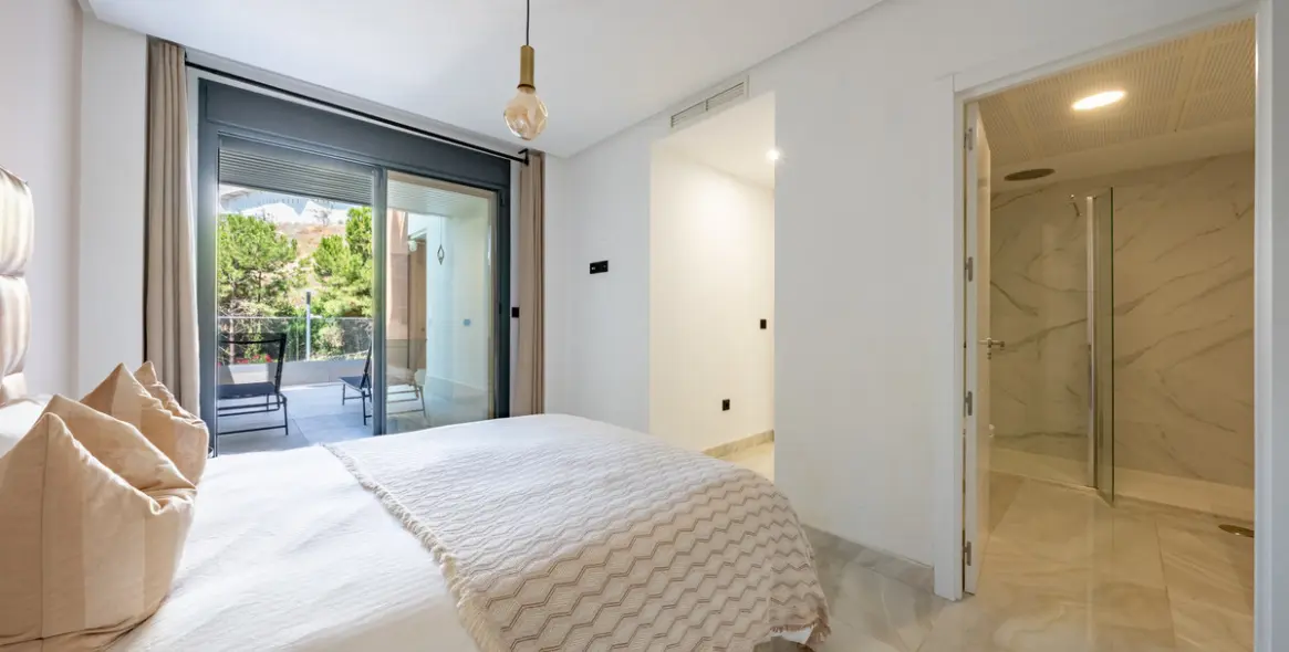 Sale of ground floor apartment in Benahavís 21