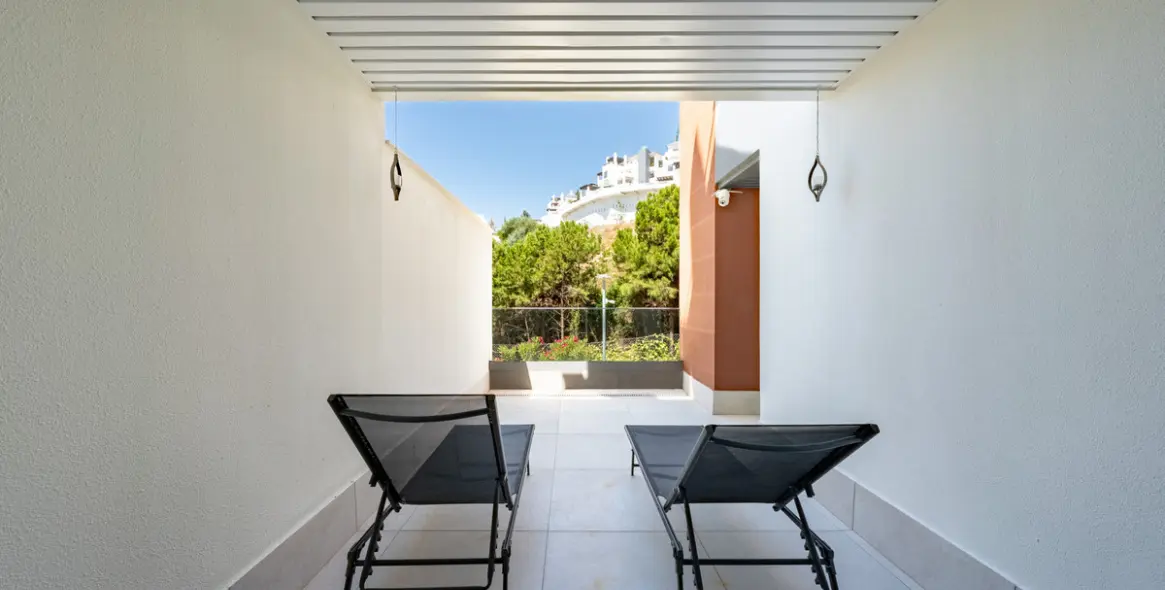 Sale of ground floor apartment in Benahavís 26