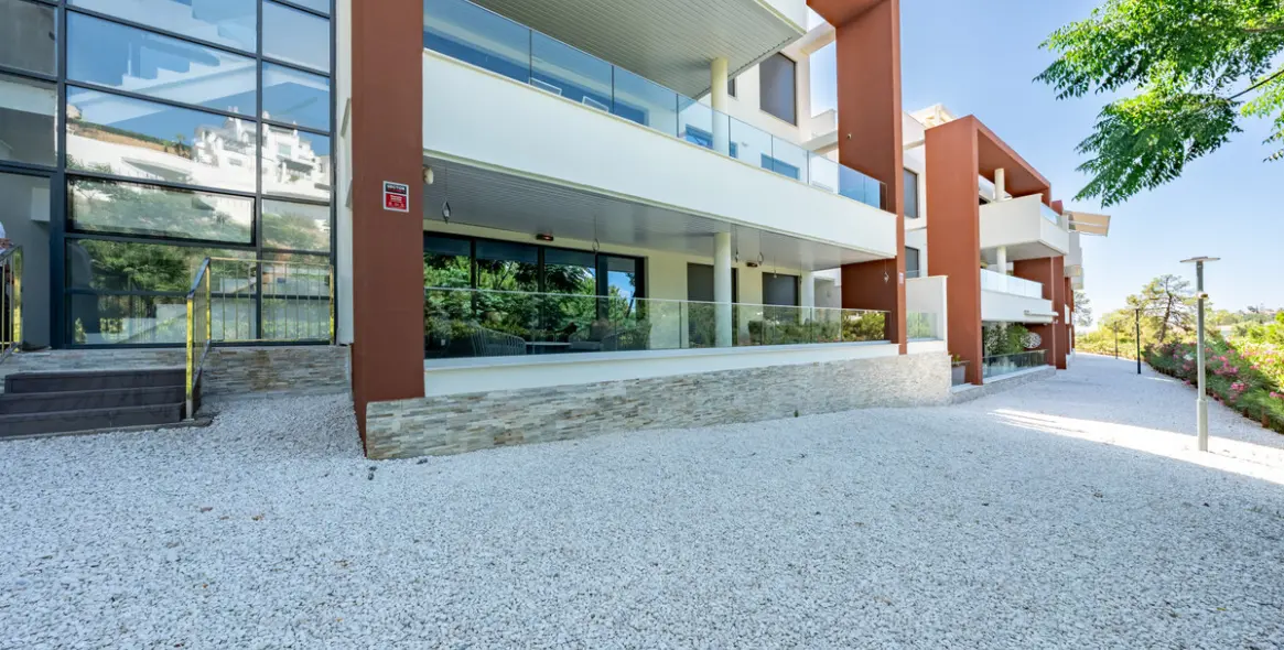 Sale of ground floor apartment in Benahavís 42
