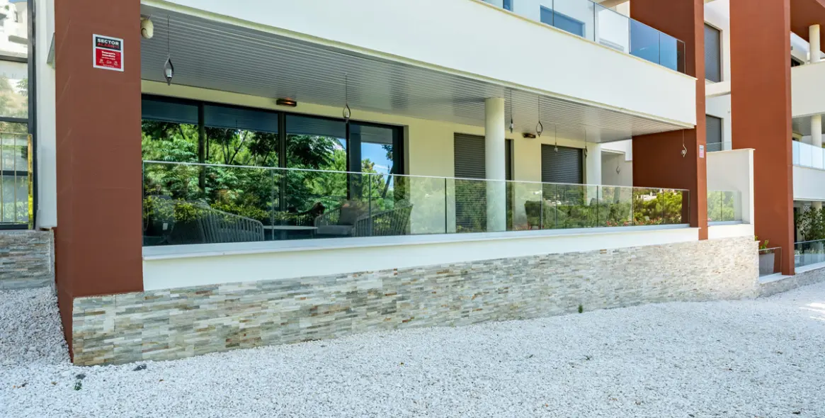 Sale of ground floor apartment in Benahavís 43