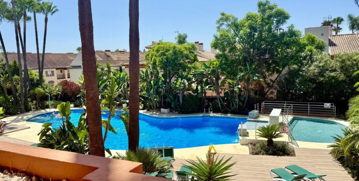 Долгосрочная аренда апартаментов на среднем этаже в Marbella (район Puerto Banús) 1