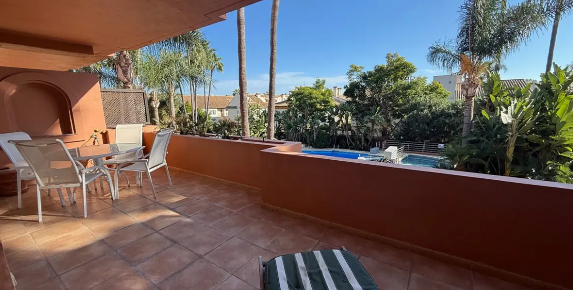 Долгосрочная аренда апартаментов на среднем этаже в Marbella (район Puerto Banús) 2