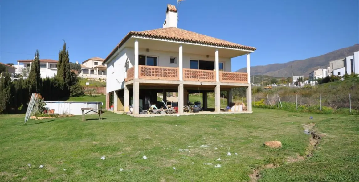 Sale of detached villa in Estepona 1