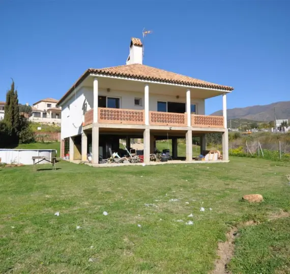 Sale of detached villa in Estepona