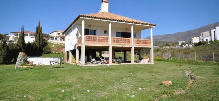 Sale of detached villa in Estepona 0