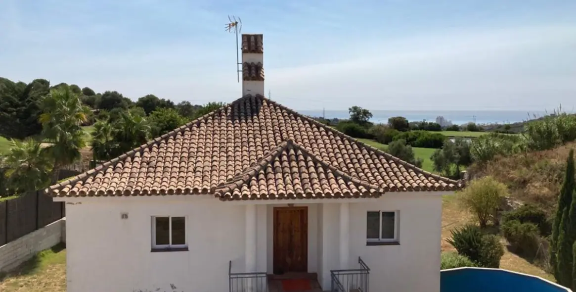 Sale of detached villa in Estepona 2