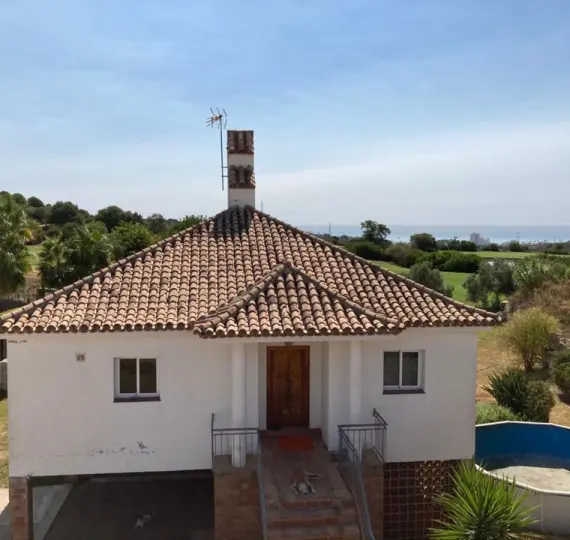 Sale of detached villa in Estepona