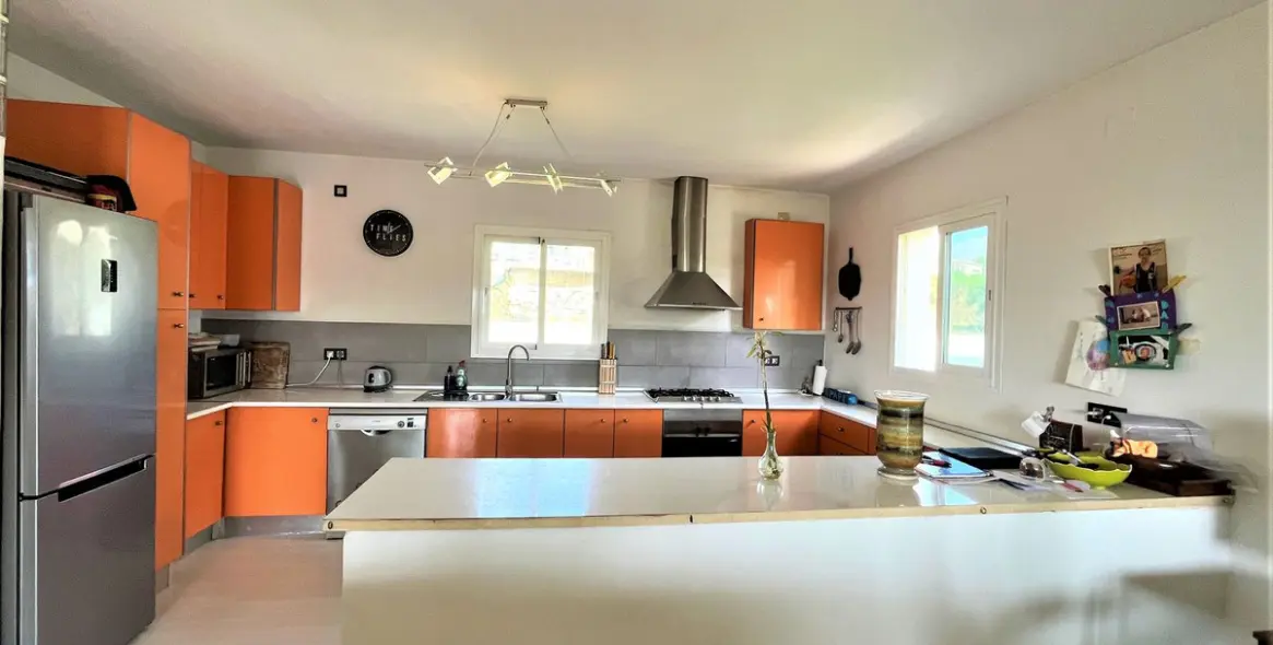 Sale of detached villa in Estepona 10