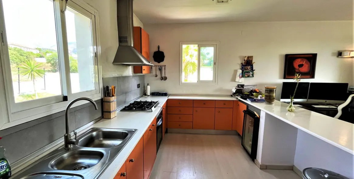 Sale of detached villa in Estepona 12