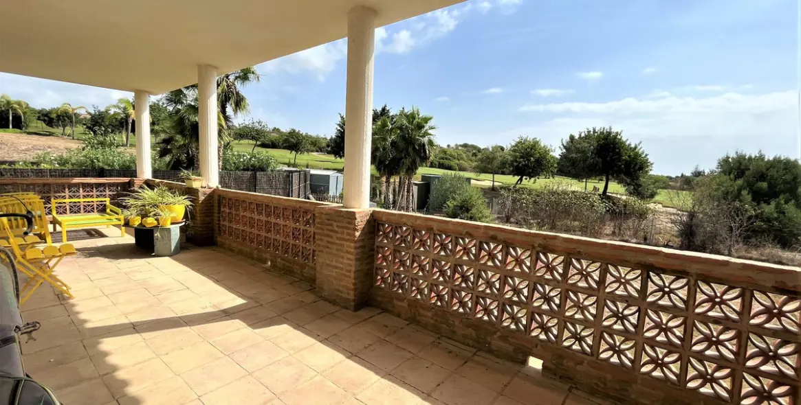 Продажа  отдельно стоящей виллы в Estepona 3