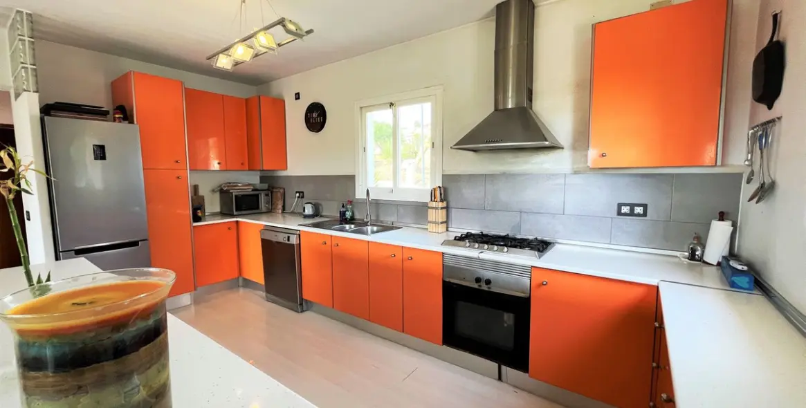 Продажа  отдельно стоящей виллы в Estepona 11
