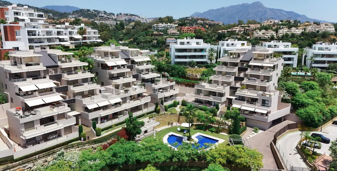 Sale of middle floor apartment in Benahavís 1