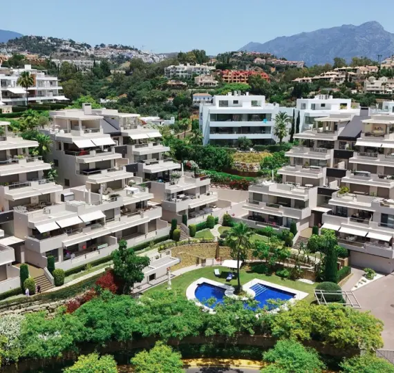 Sale of middle floor apartment in Benahavís