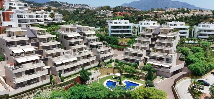 Sale of middle floor apartment in Benahavís 0