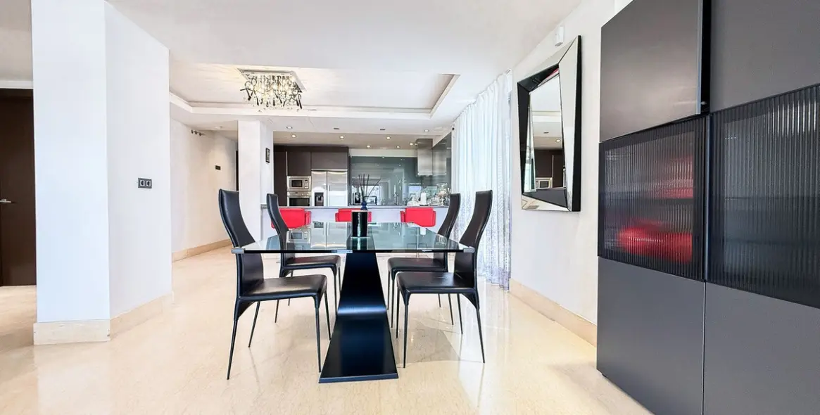 Sale of middle floor apartment in Benahavís 2