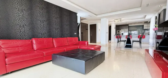 Sale of middle floor apartment in Benahavís 2