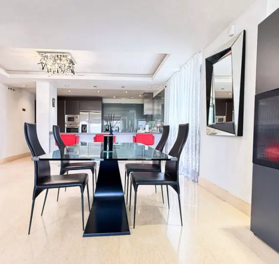 Sale of middle floor apartment in Benahavís