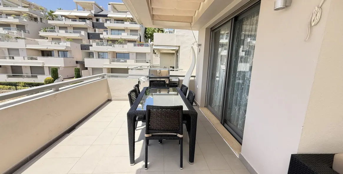 Sale of middle floor apartment in Benahavís 10