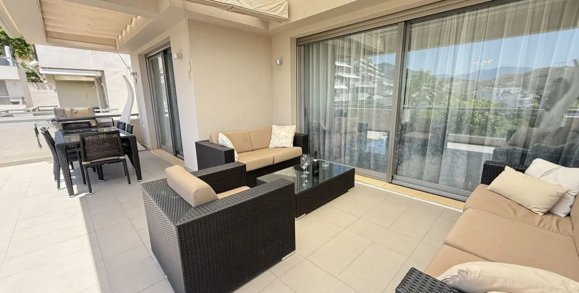 Sale of middle floor apartment in Benahavís 11