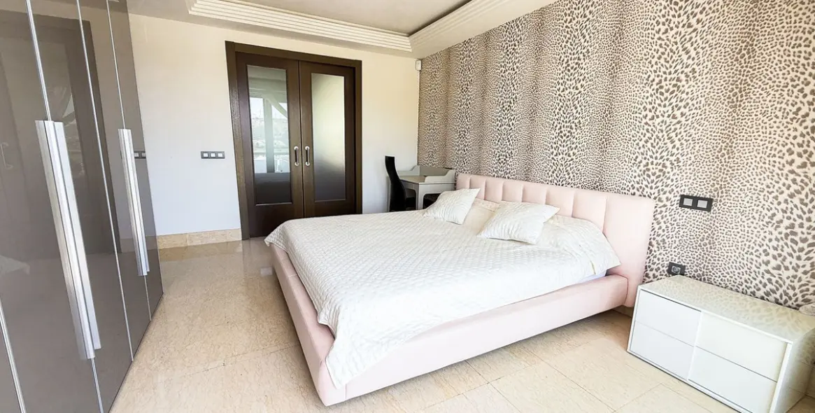 Sale of middle floor apartment in Benahavís 16