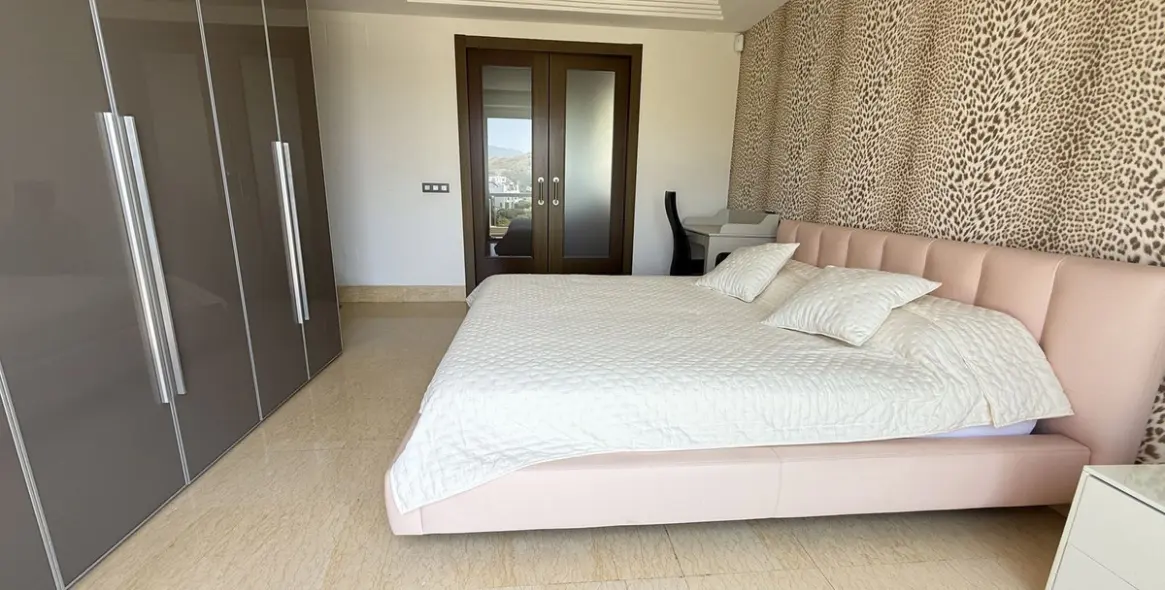 Sale of middle floor apartment in Benahavís 17