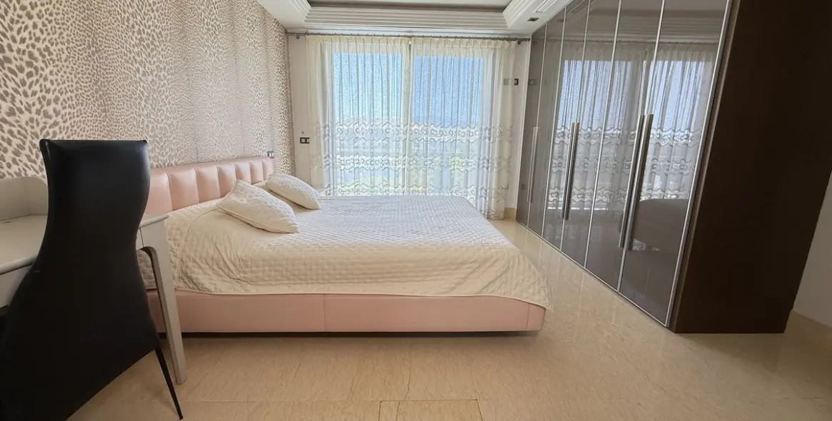 Sale of middle floor apartment in Benahavís 18