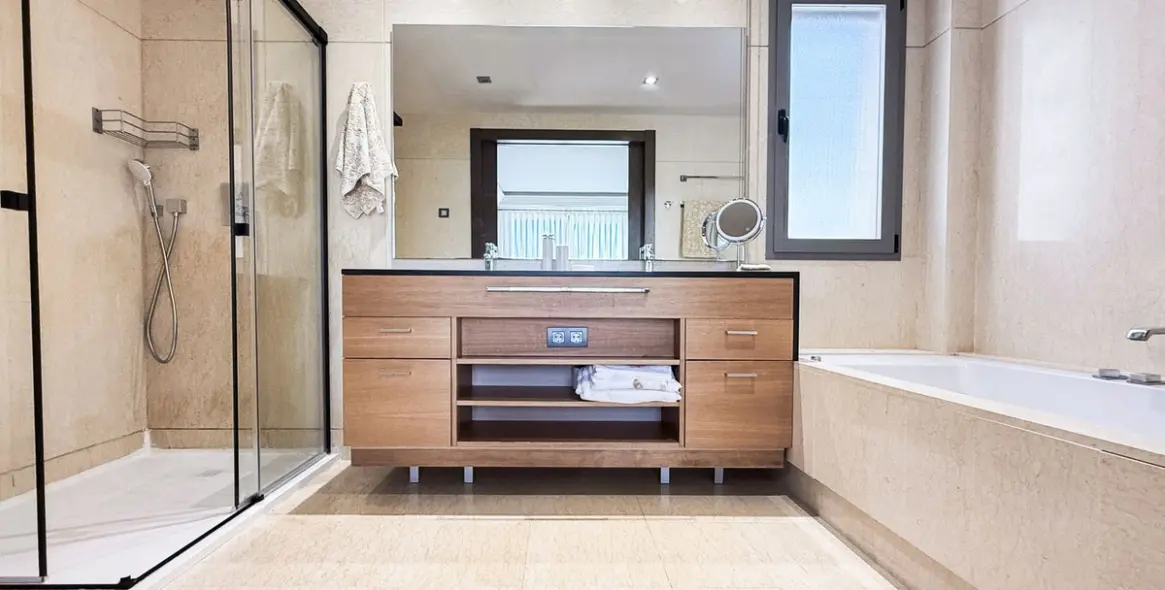 Sale of middle floor apartment in Benahavís 19