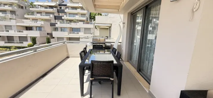 Sale of middle floor apartment in Benahavís 2