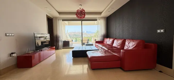 Sale of middle floor apartment in Benahavís 3