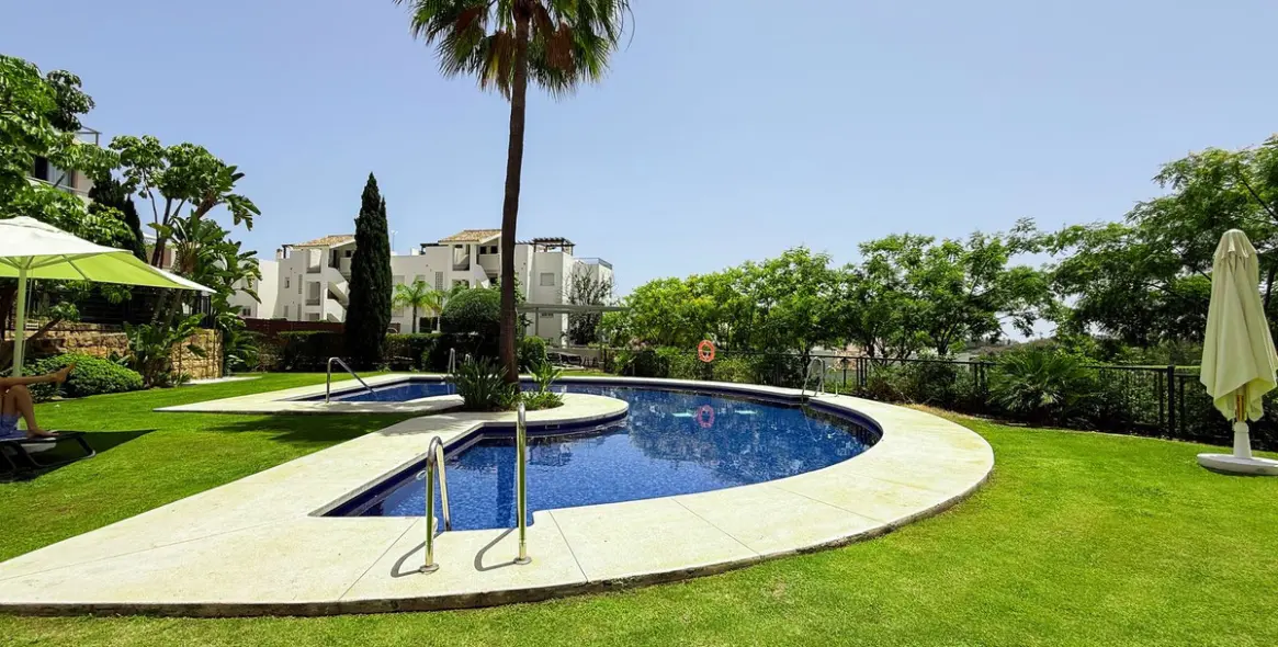 Sale of middle floor apartment in Benahavís 30