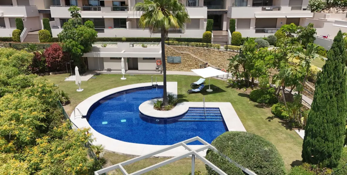 Sale of middle floor apartment in Benahavís 31