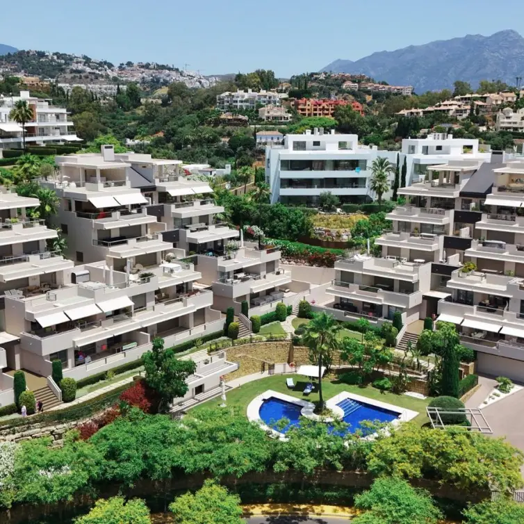 Sale of middle floor apartment in Benahavís