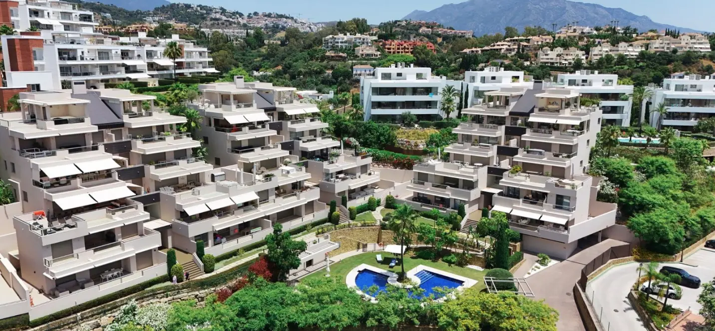 Sale of middle floor apartment in Benahavís 0