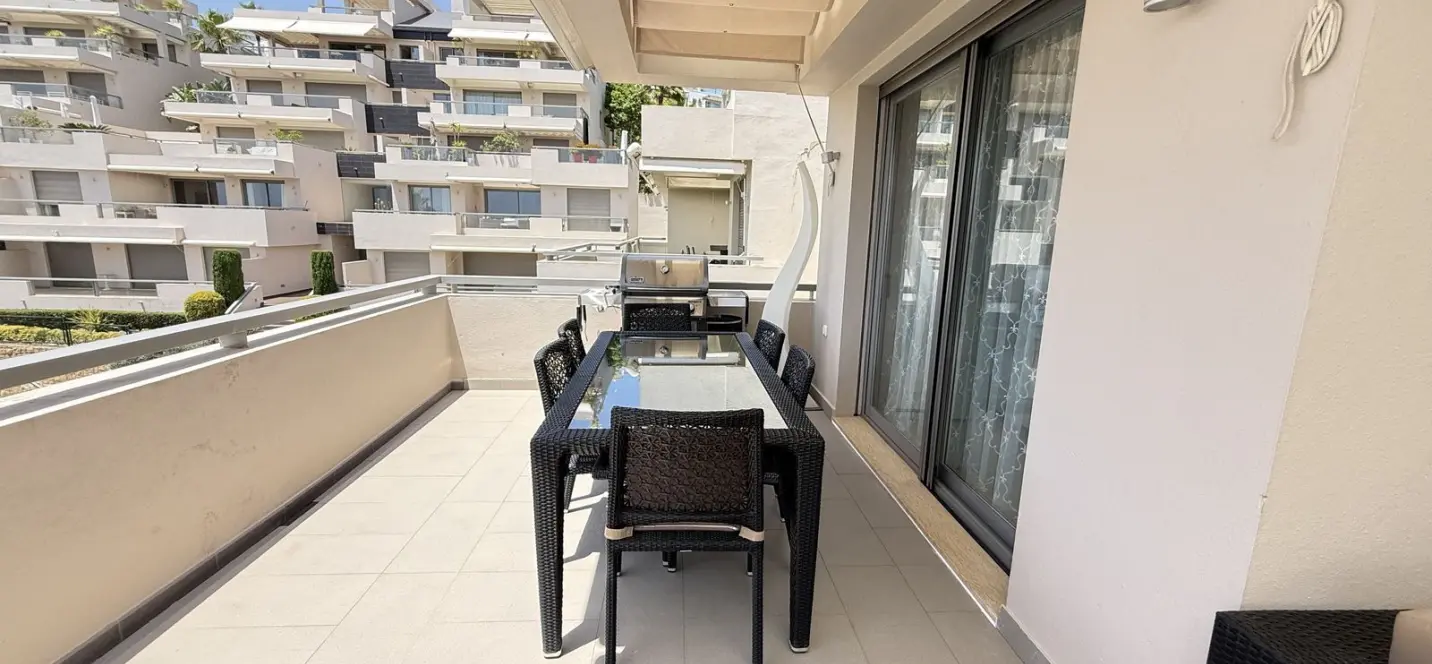 Sale of middle floor apartment in Benahavís 2