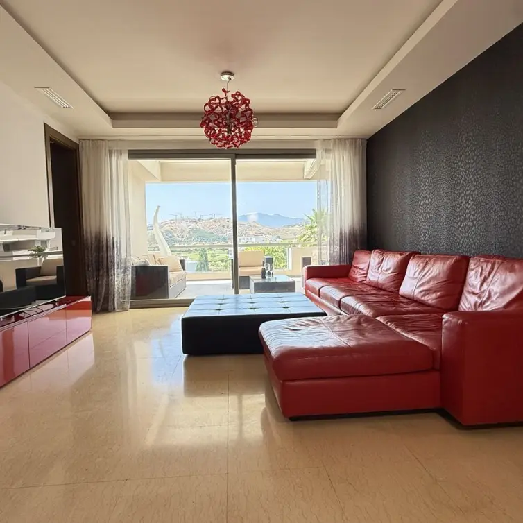 Sale of middle floor apartment in Benahavís